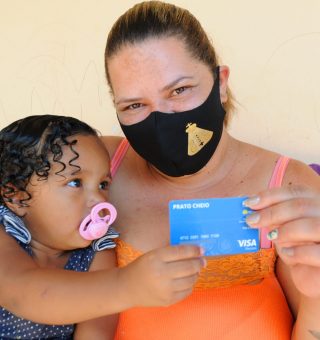 Governo do DF distribui Cartão Prato Cheio com crédito de R$ 250