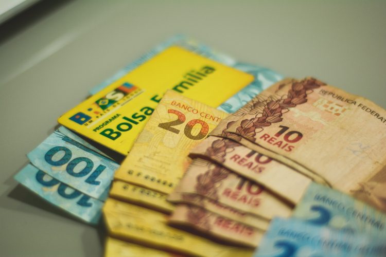Governo precisa de R$ 40 bilhões para bancar novo Bolsa Família, e agora? 