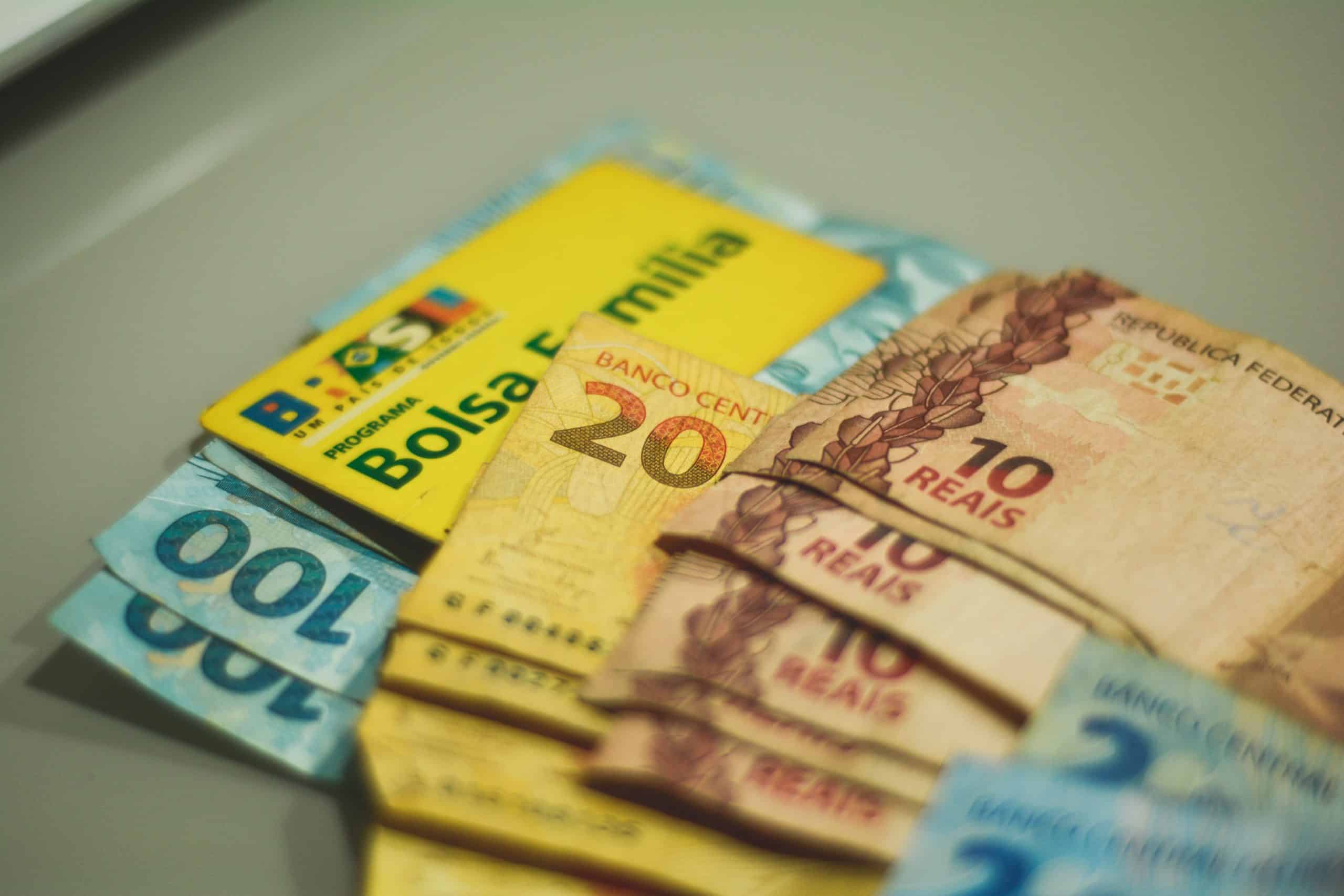 Aprovado no Senado, BPC e Bolsa Família podem ser pagos em dobro (Imagem: Marcos Rocha/ FDR)