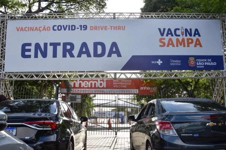 Vacinação da COVID-19 em drive-thru fica suspensa em SP; saiba o motivo