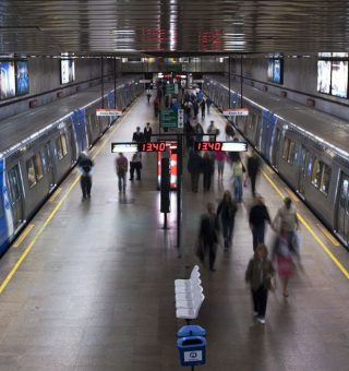 Cartão por aproximação da Visa tem crescimento de 60% nos metrôs; veja como usar