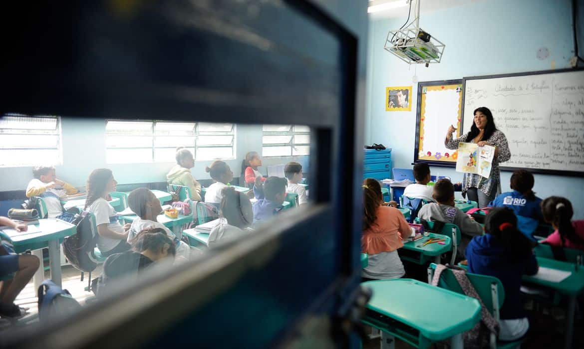Escolas públicas ganham direito à internet grátis para alunos e professores (Tânia Rêgo/Agência Brasil)