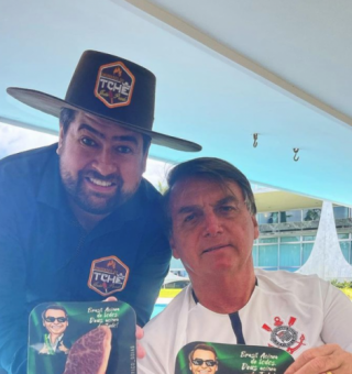 Bolsonaro posa com picanha de R$ 1,799 enquanto brasileiro troca carne por ovo