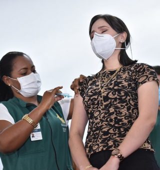 Profissional da educação ganha prioridade na vacinação contra COVID-19 em Manaus