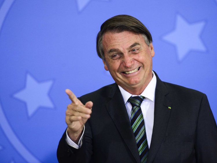 Após volta do auxílio emergencial em 2021, aprovação de Bolsonaro cresce