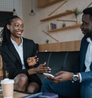 Crescem VAGAS de emprego exclusivas para negros; veja empresas participantes