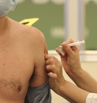 Motoristas e cobradores de ônibus em SP recebem 1ª dose da vacina hoje (18)