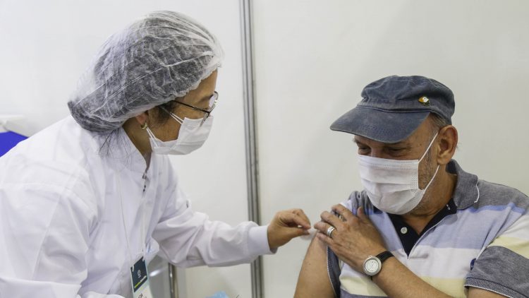 Curitiba anuncia vacinação da COVID-19 para caminhoneiros