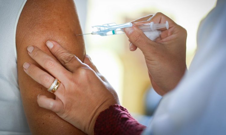 Maiores de 43 anos podem agendar 1ª dose da vacina em Campinas (SP)