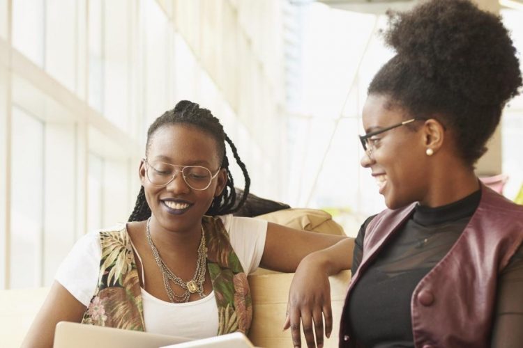 Avon cria vagas de estágio para mulheres negras em novo projeto