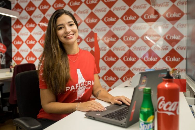 Coca-Cola abre 300 vagas de emprego exclusiva para mulheres