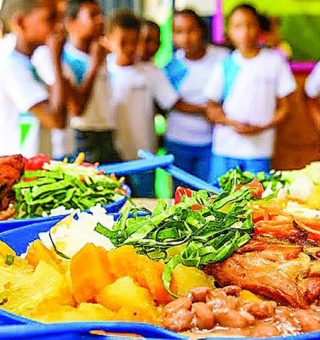 Governo do DF anuncia Cartão Alimentação de R$ 150 durante aulas online