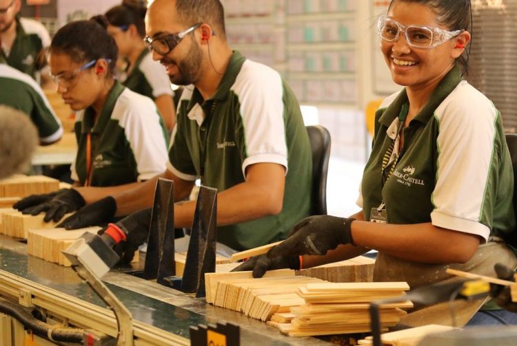 A Faber-Castell está com vagas de emprego abertas nos estados de São Paulo e Santa Catarina. As oportunidades são para candidatos de nível médio e superior, para atuar nas categorias de: estágio, níveis júnior/trainee, pleno, supervisão, coordenação, sênior e auxiliar.