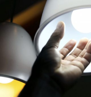 Pessoas de baixa renda garantem isenção do corte de luz até setembro