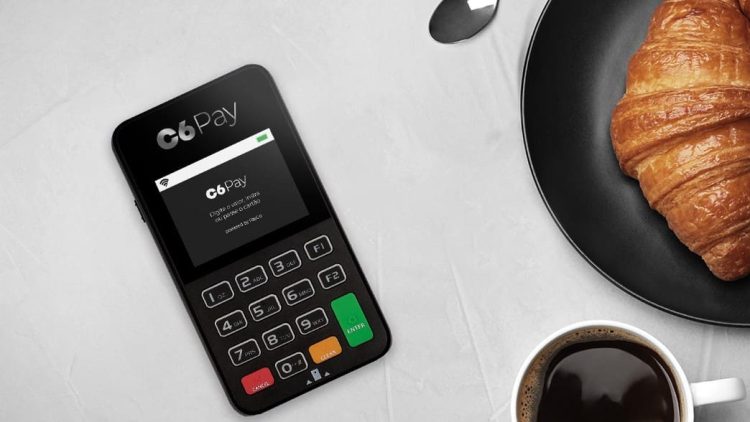 O C6 Bank é um dos bancos digitais mais completo do país. Entre os serviços oferecidos por ele está as maquininhas de cartão, que são grandes aliadas em seu negócio. Quem as utiliza pode ter conta, cartão e muito mais sem pagar tarifas. Conheça mais sobre a C6 Pay. O banco oferece alguns modelos de maquininha de cartão que se encaixam nos mais variados tipos de negócios. Vamos conhecê-las. C6 Pay: Maquininhas de cartão do C6 Bank O banco oferece os seguintes modelos de maquininha. Confira as características de cada uma: C6 Pay SuperMini: Mobilidade e praticidade para as suas vendas Pagamento por aproximação Comprovantes por SMS Não precisa de celular Aluguel Zero — R$ 0 (Apenas para PJ) O usuário terá reembolso mensal da parcela da adesão ao faturar acima de R$ 3.500 ao mês, recebendo pelo C6 Bank PF/MEI COMODATO 12X R$ 16,90 PJ ALUGUEL MENSALIDADE DE R$26,90 C6 Pay Essencial: Todas as maquininhas em uma única C6 Pay Pagamento por aproximação Não precisa de celular Aluguel Zero — R$ 0 (Apenas para PJ) O usuário terá reembolso mensal da parcela da adesão ao faturar acima de R$ 5.000 ao mês, recebendo pelo C6 Bank PF/MEI COMODATO 12X R$ 49,90 PJ ALUGUEL MENSALIDADE DE R$49,90 Ambos modelos aceitam as principais bandeiras de cartão de crédito, trazendo mais comodidade para os clientes. Vantagens de escolher uma maquininha do C6 Bank Ao abrir uma conta digital grátis com maquininha no C6 Bank, o cliente tem acesso a banco completo com cartão sem anuidade, crédito e muito mais. Receba suas vendas à distância com segurança e rapidez através do C6 Pay Link. Basta enviar um link de pagamento por e-mail, mensagem ou redes sociais. Através do Portal C6 Pay, o usuário consegue acompanhar e gerenciar os seus recebimentos em tempo real. Prazo de recebimento das compras Para clientes PF e MEI: transações realizadas no crédito à vista e crédito parcelado, o valor é depositado em 2 dias úteis. Para clientes PJ: transações realizadas no crédito à vista, o dinheiro é recendido em 2 dias úteis ou 31 dias corridos. Transações realizadas no crédito parcelado, o empreendedor recebe em 2 dias úteis ou a 1ª parcela em 31 dias e as demais a cada 30 dias. Por fim, as transações no débito são recebidas em 1 dia útil.
