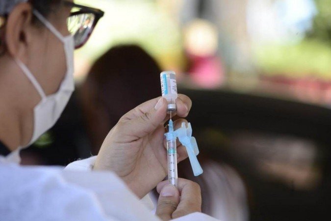 Distrito Federal anuncia vacinação noturna dos profissionais da educação