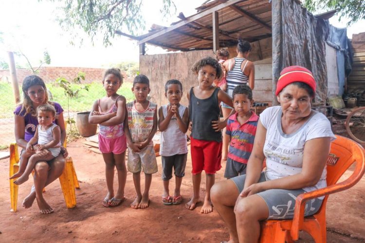 Comissão aprova criação de serviço para proteger famílias em emergência social