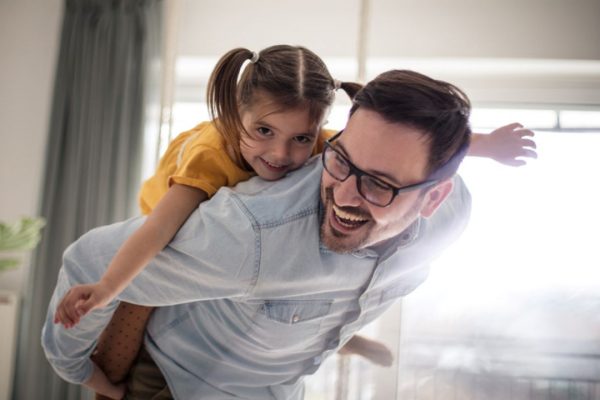 Atenção, pais! Comece a ensinar seu filho a lidar bem com o dinheiro