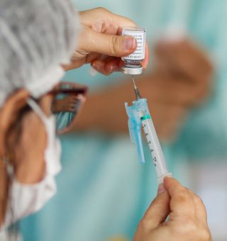 Prefeitura do RJ altera calendário e suspende repescagem na vacinação