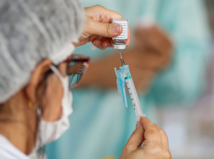 Avanço da vacinação em SP fica ameaçado após falta de vacinas no estoque