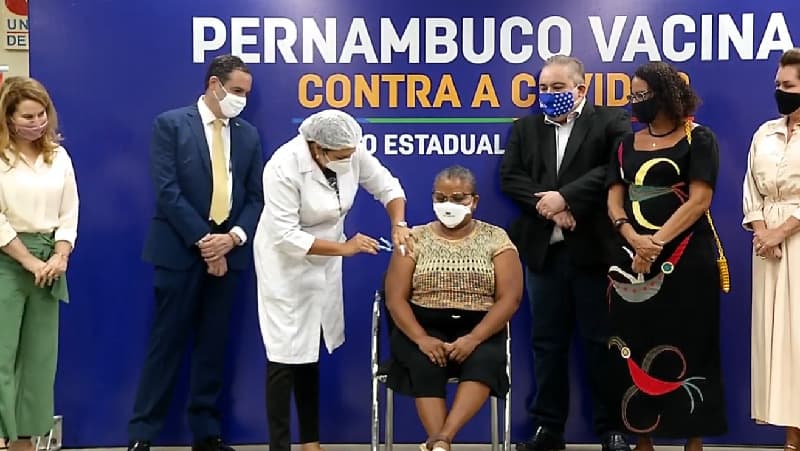 Vacinação da COVID-19 avança em Recife e Olinda para maiores de 37 e 40 anos