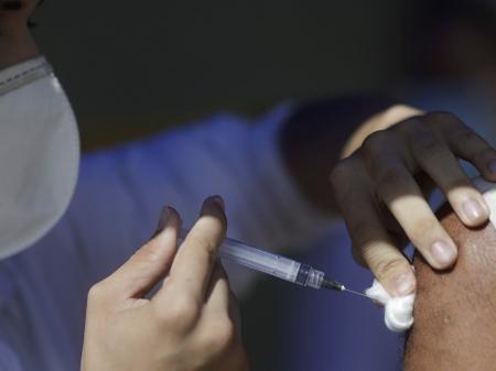 Rio de Janeiro e São Paulo suspendem calendário de vacinação após falta de doses. (Imagem: UOL)