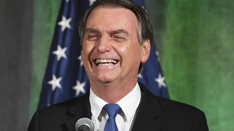 Mulher ERRA Pix e transfere quantia SURPREENDENTE para Bolsonaro