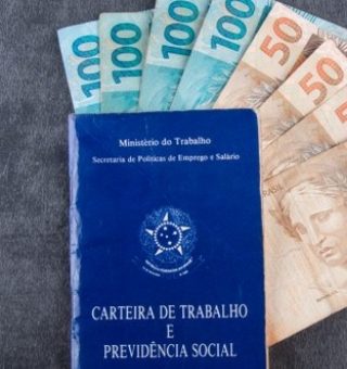 cropped-carteira-de-trabalho-brasileira-com-notas-reais_259266-1067-1.jpg