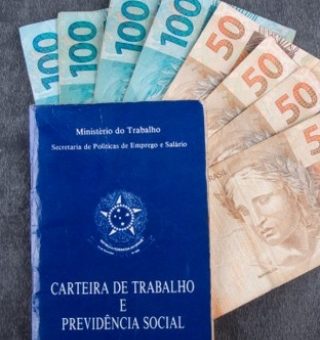 cropped-carteira-de-trabalho-brasileira-com-notas-reais_259266-1067.jpg