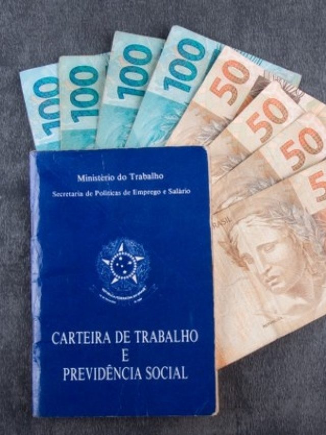 cropped-carteira-de-trabalho-brasileira-com-notas-reais_259266-1067.jpg