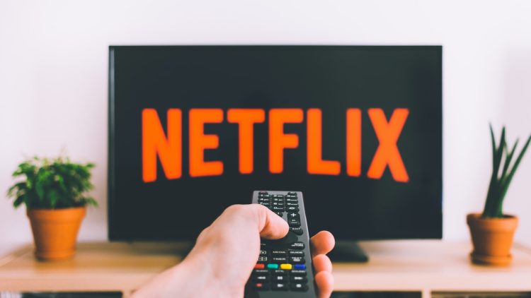 NETFLIX começa a cobrar nova TAXA e deixa brasileiros REVOLTADOS