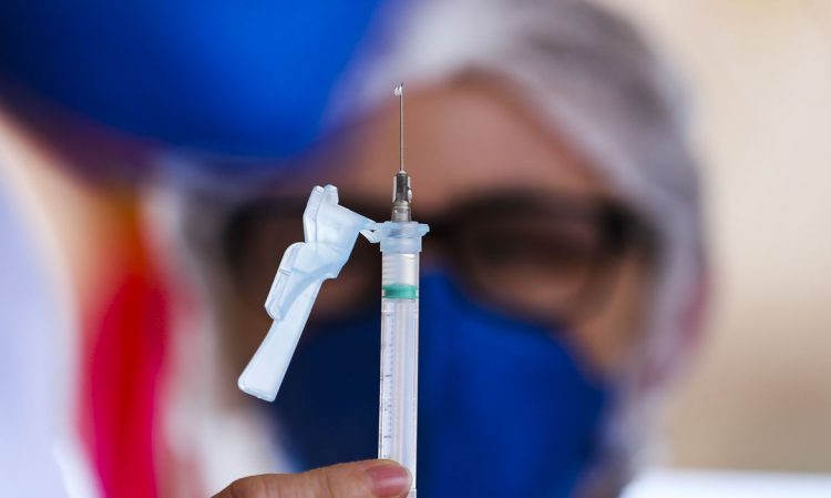 Prefeitura de São Paulo confirma vacinação de pessoas acima dos 32 anos