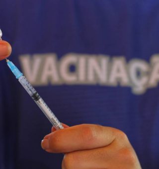 Calendário de vacinação em SP para pessoas de 18 a 25 anos