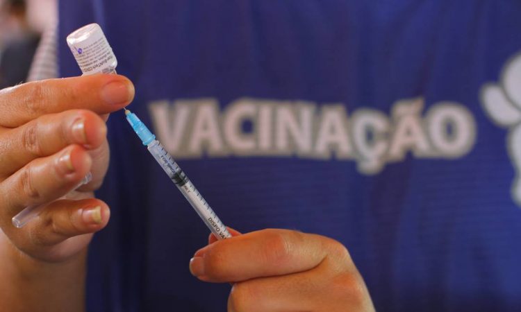 Prefeitura do RJ retoma vacinação da COVID-19; veja o calendário da semana