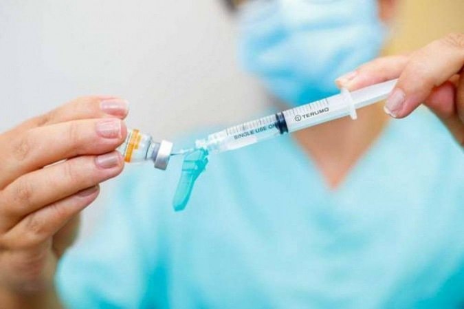 Vacinação da 3ª dose começa em setembro no RJ com idosos 