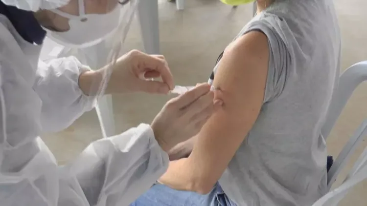 Rio de Janeiro avança na vacinação contra COVID-19 após paralização
