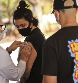 Distrito Federal começa vacinação para maiores de 18 anos
