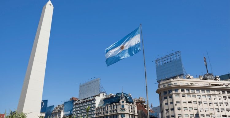 Curso de medicina na Argentina é mais barato? Brasileiros optam por país para economizar