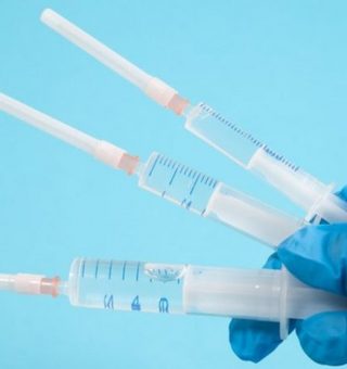 Idosos recebem 3ª dose da vacina contra COVID-19 em vários estados