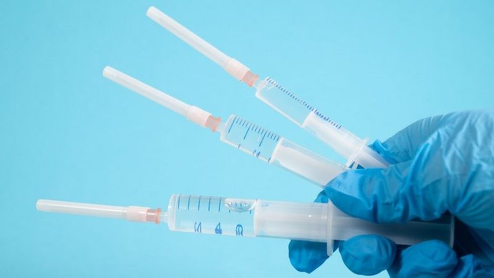 Idosos recebem 3ª dose da vacina contra COVID-19 em vários estados