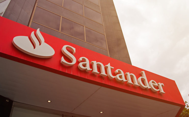 Vagas de emprego no Santander têm inscrições para trainee; salário de R$ 6,7 mil