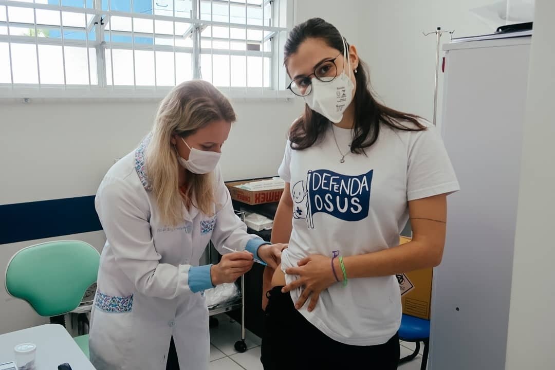 Vacinação em Joinville tem repercussão nacional após aplicação inusitada