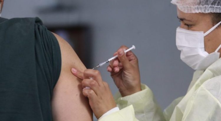 Cronograma de vacinação em adolescentes nas principais capitais do país 