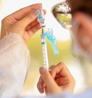 RJ anuncia testagem da 3ª dose da vacina com AstraZeneca e Pfizer