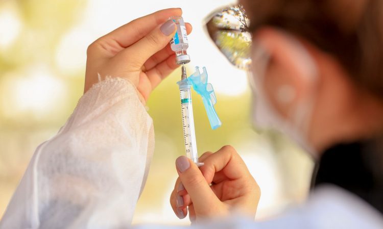 Vacinação deve avançar após liberação de novas doses da Pfizer e Coronavac