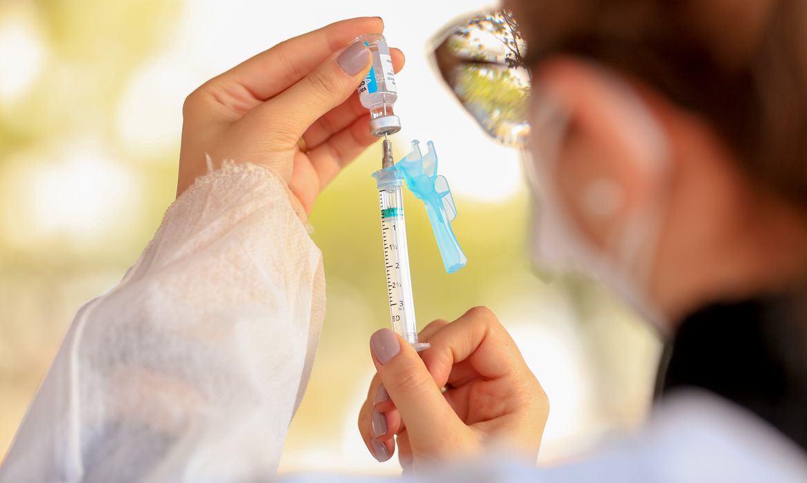 Adolescentes começam a ser vacinados no estado de SP; agende seu horário