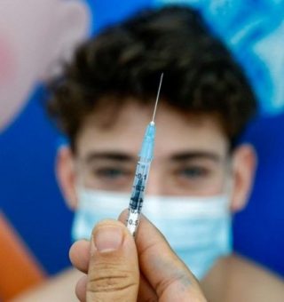 BH anuncia vacinação para adolescentes com comorbidades e gestantes
