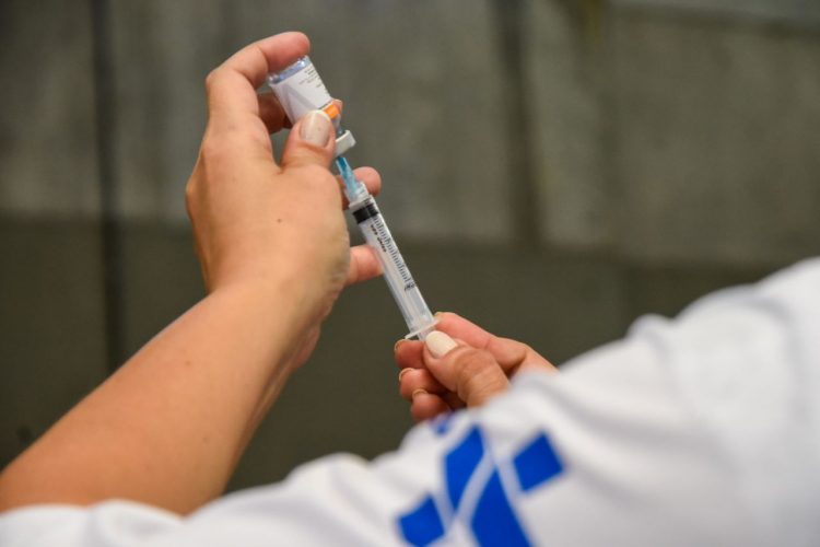 Vacinação em Goiânia para maiores de 18 anos segue até amanhã (11) sem agendamento