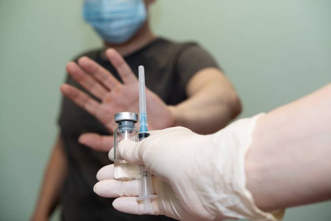Empresa tem poder de obrigar trabalhador a se vacinar contra COVID-19?
