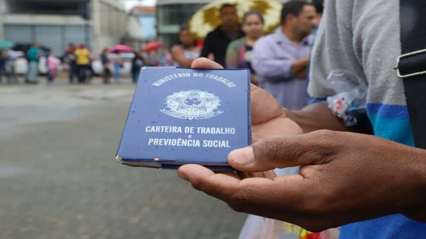 Governo de Pernambuco oferece meio salário mínimo para novos trabalhadores